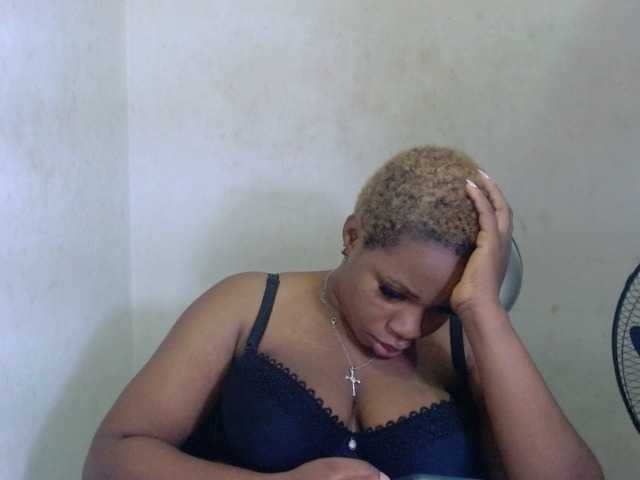 Juicypie live cam on BongaCams