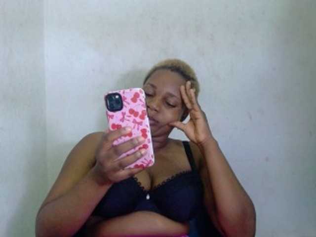 Juicypie live cam on BongaCams