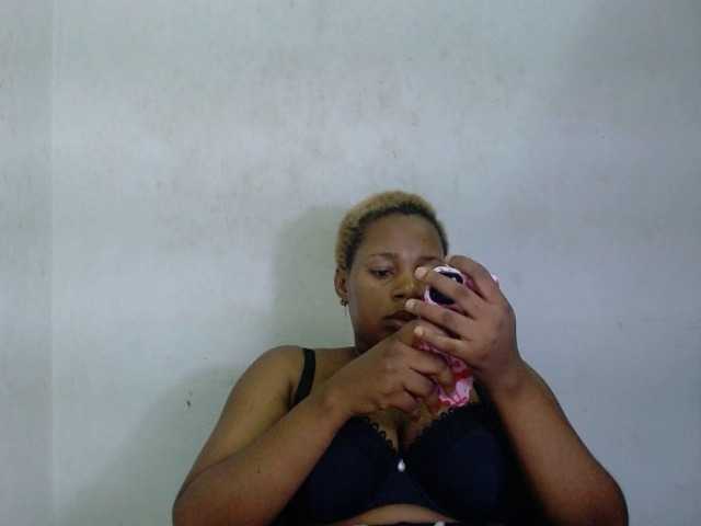 Juicypie live cam on BongaCams
