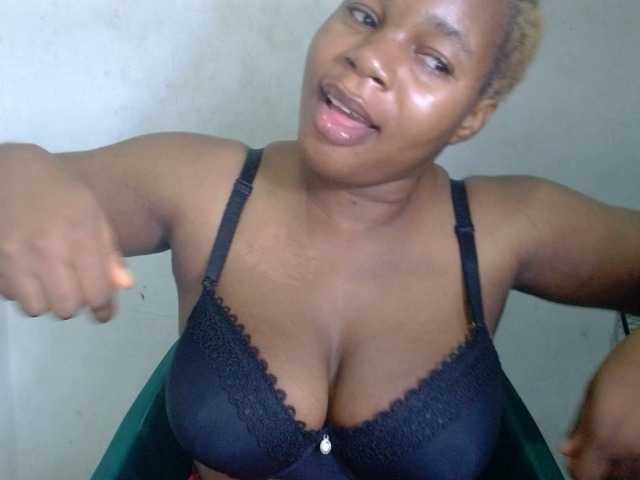 Juicypie live cam on BongaCams