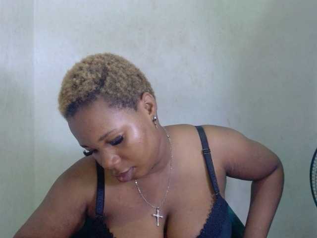 Juicypie live cam on BongaCams