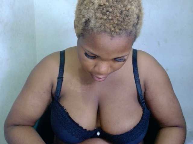 Juicypie live cam on BongaCams