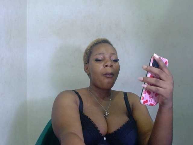 Juicypie live cam on BongaCams