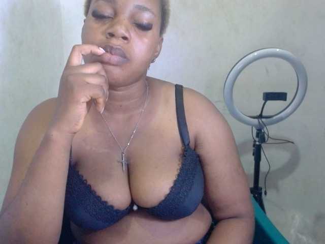 Juicypie live cam on BongaCams