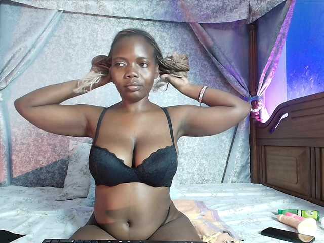 Sassychika live cam on BongaCams