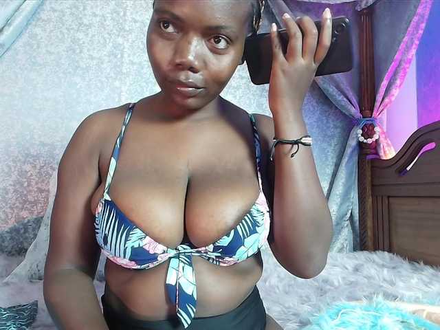 Sassychika live cam on BongaCams