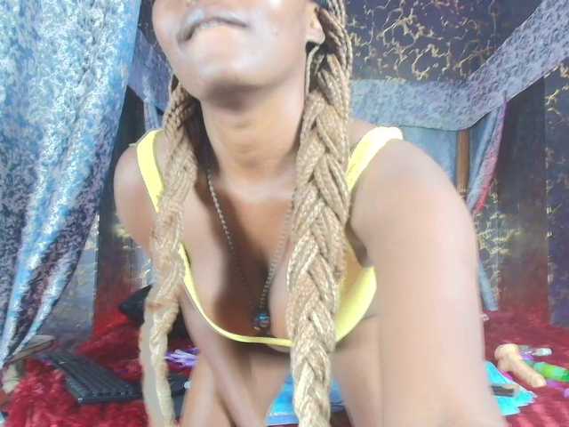 Sassychika live cam on BongaCams