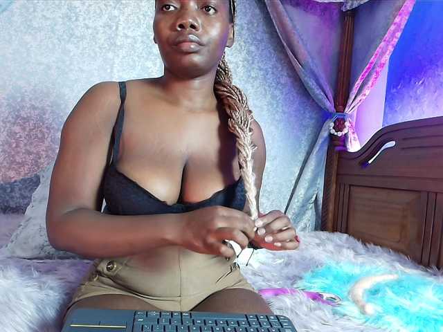 Sassychika live cam on BongaCams