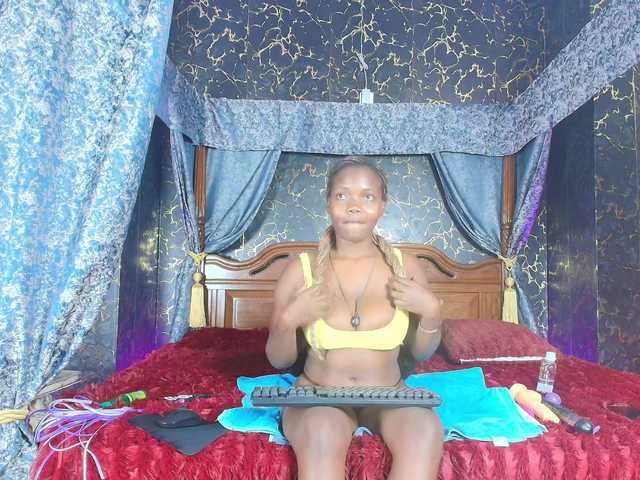 Sassychika live cam on BongaCams