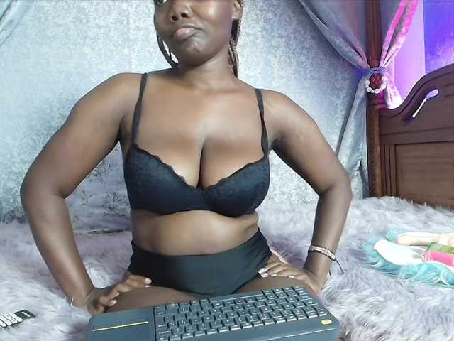 Sassychika live cam on BongaCams