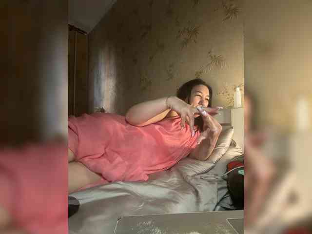 Hotmadamxl's cam show statistics and live stream