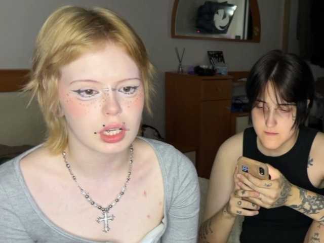 AliceAndMia live cam on BongaCams