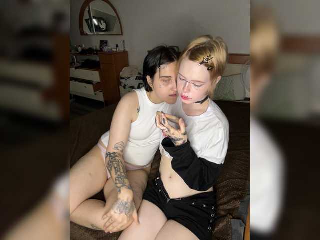 AliceAndMia live cam on BongaCams