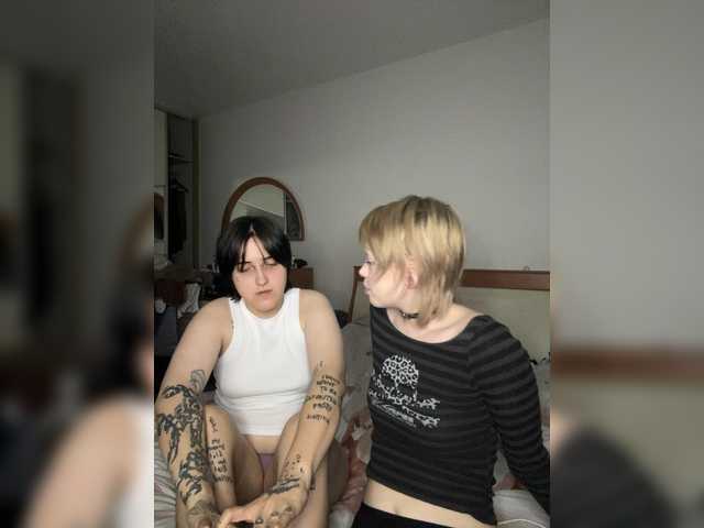 AliceAndMia live cam on BongaCams