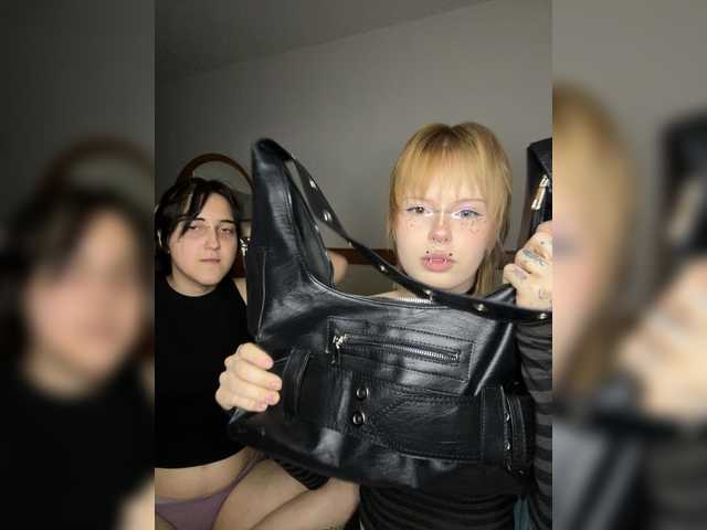 AliceAndMia live cam on BongaCams