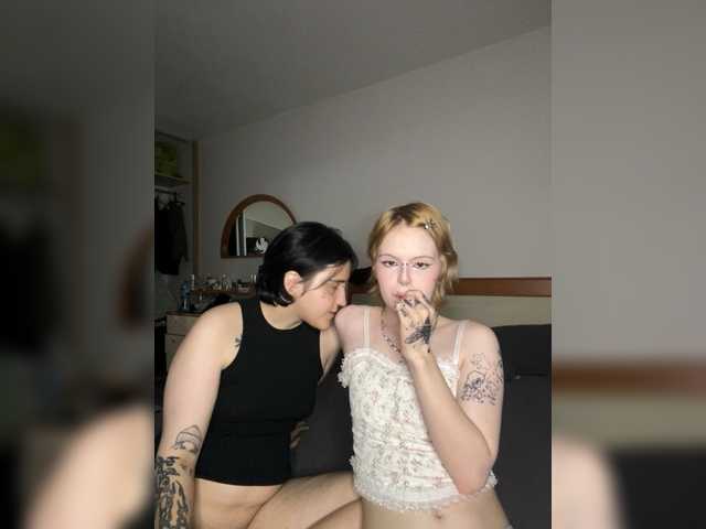 AliceAndMia live cam on BongaCams
