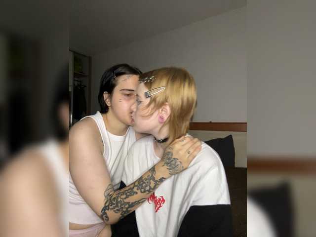AliceAndMia live cam
