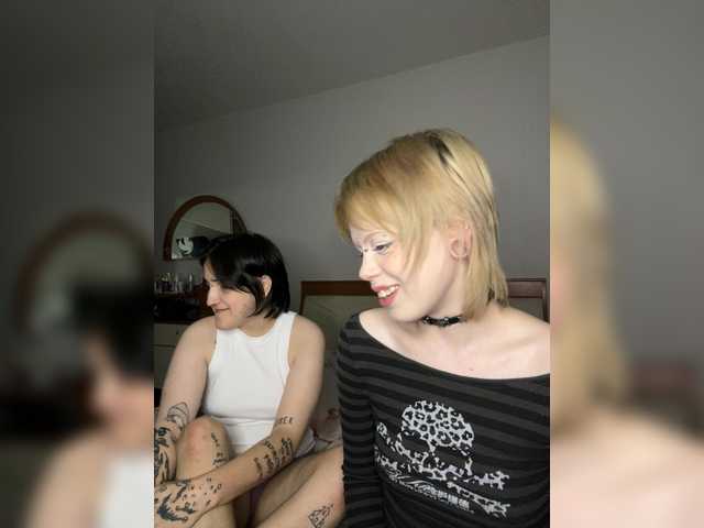 AliceAndMia live cam on BongaCams