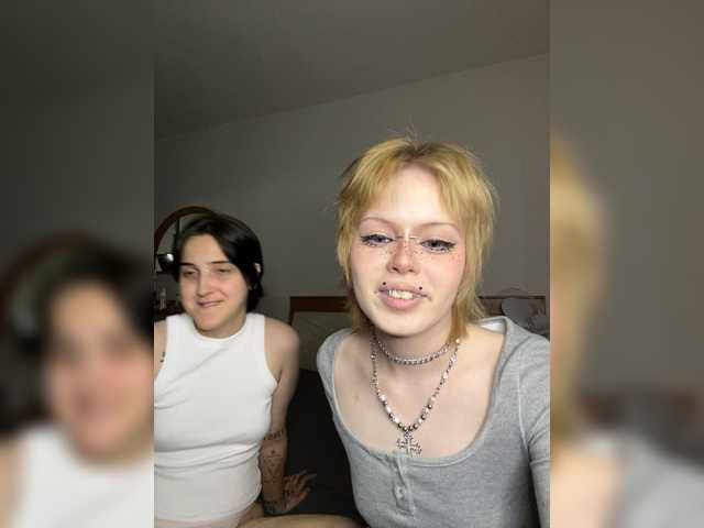 AliceAndMia live cam on BongaCams