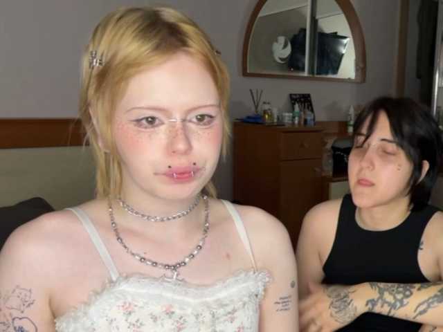AliceAndMia live cam on BongaCams