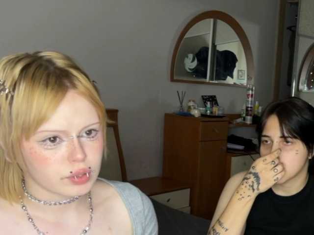AliceAndMia live cam on BongaCams