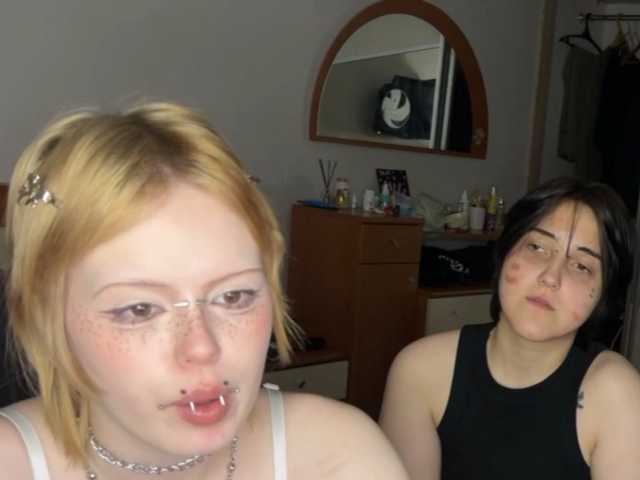 AliceAndMia live cam on BongaCams