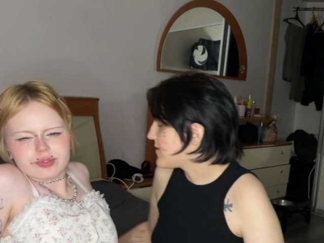 AliceAndMia live cam