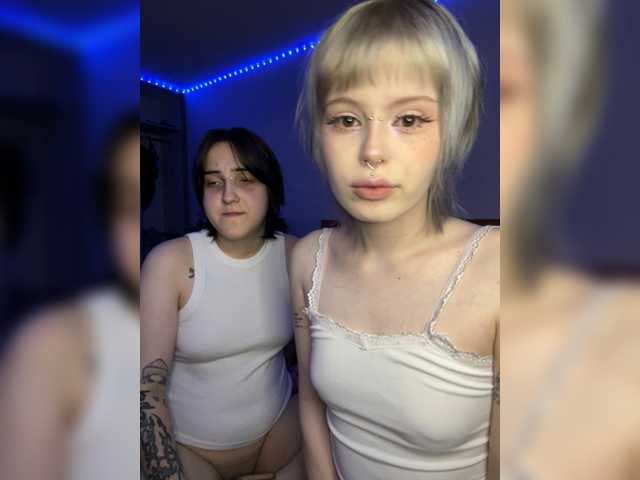 AliceAndMia live cam preview