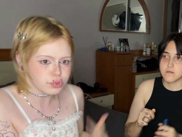 AliceAndMia live cam on BongaCams