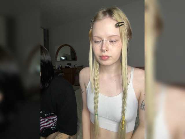 AliceAndMia live cam preview