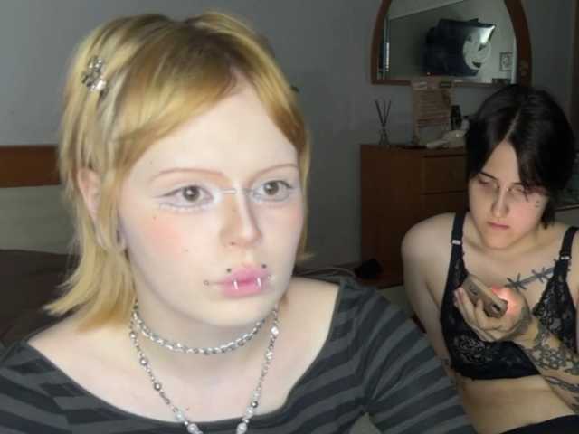 AliceAndMia live cam on BongaCams