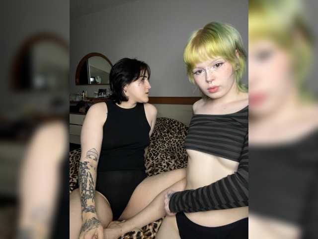 AliceAndMia live cam on BongaCams
