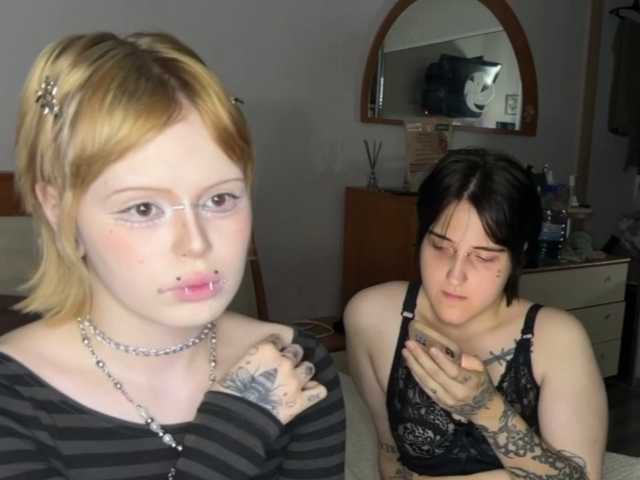 AliceAndMia live cam on BongaCams