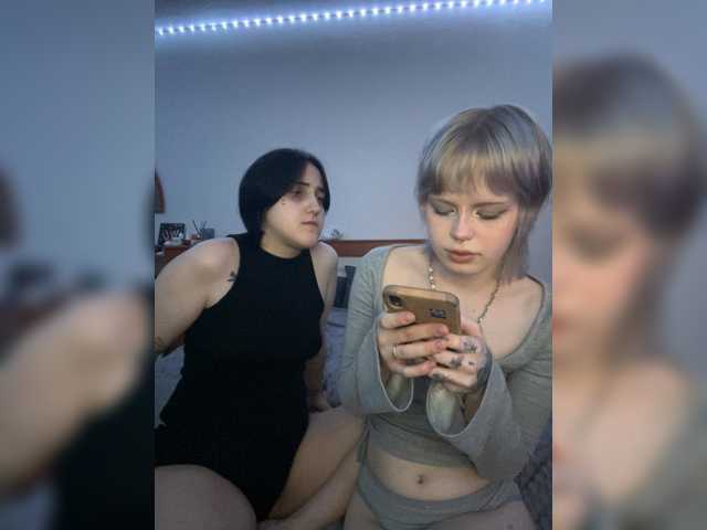 AliceAndMia live cam on BongaCams