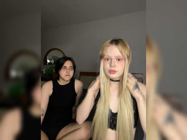 AliceAndMia live cam on BongaCams