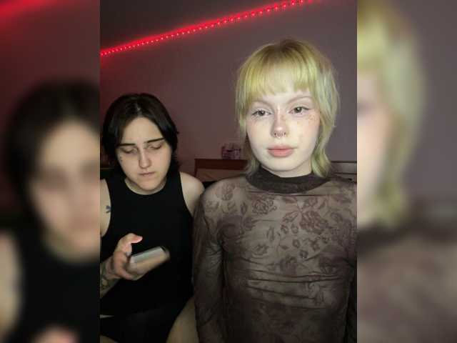AliceAndMia live cam preview