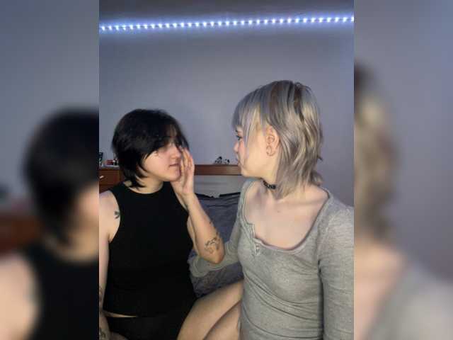 AliceAndMia live cam preview