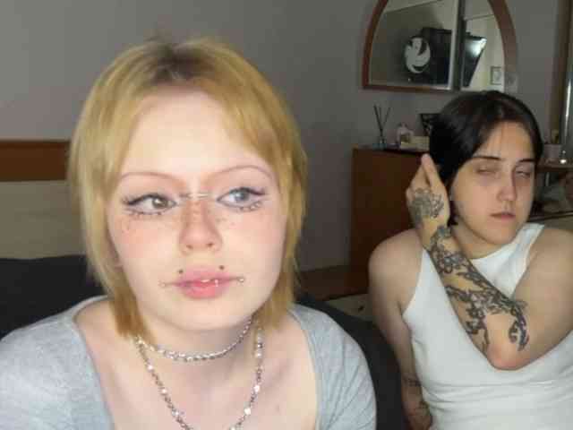AliceAndMia webcam