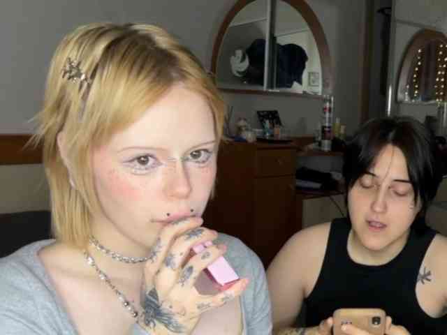 AliceAndMia webcam