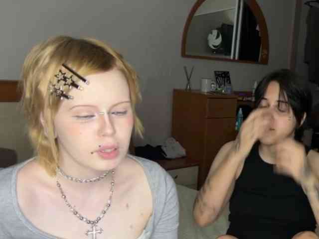 AliceAndMia webcam