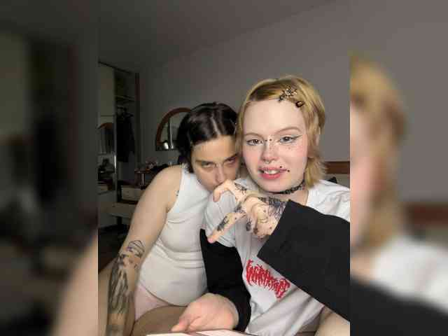 AliceAndMia webcam