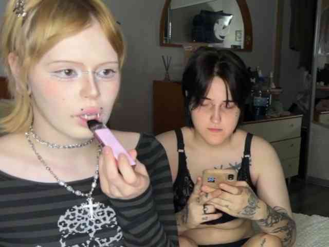 AliceAndMia webcam