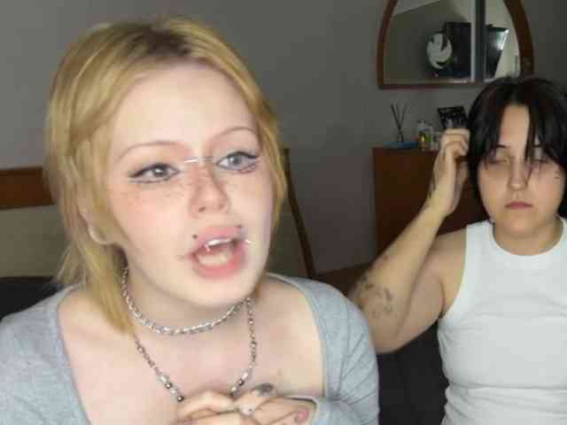 AliceAndMia webcam