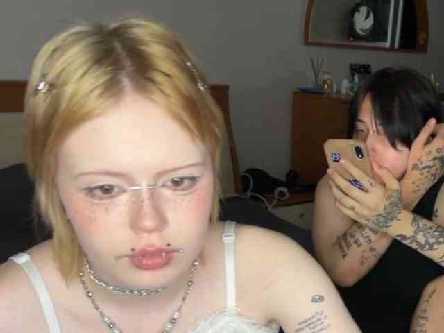 AliceAndMia webcam