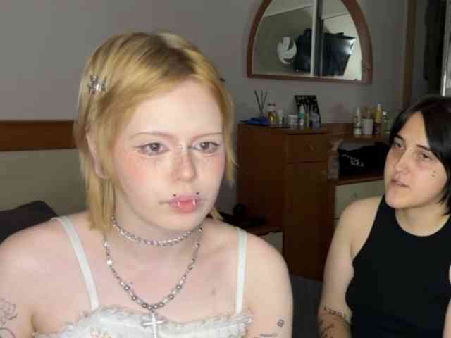 AliceAndMia webcam
