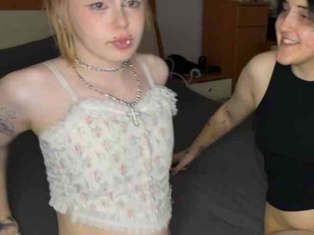 AliceAndMia webcam