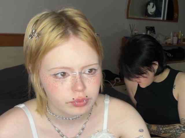 AliceAndMia webcam