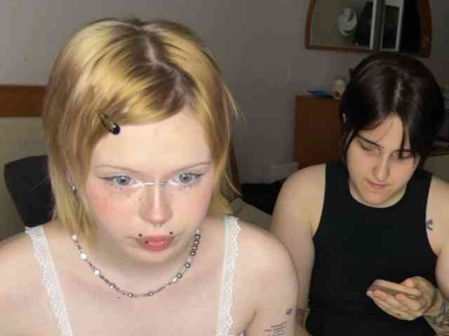 AliceAndMia webcam