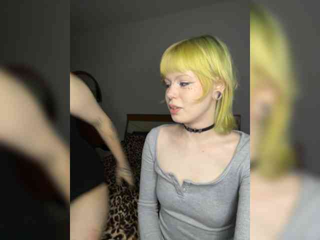 AliceAndMia live couple cam on bongacams