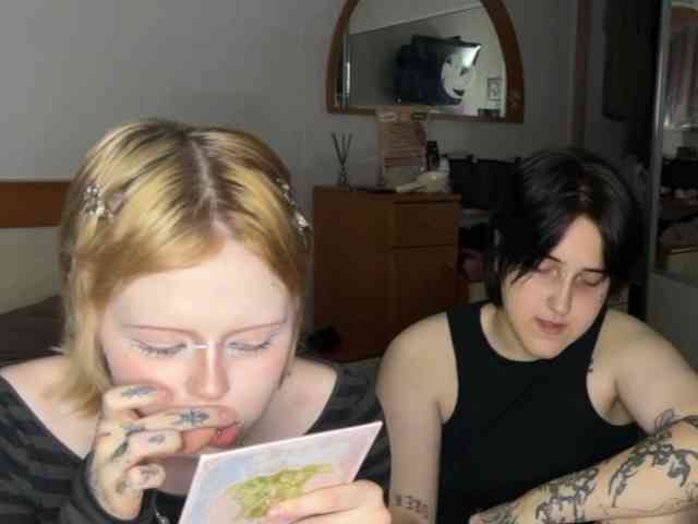 aliceandmia's live room